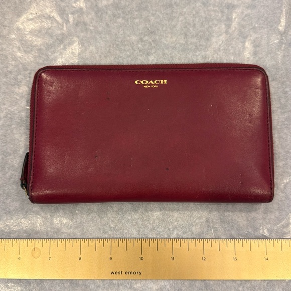 Large pink zip around wallet. Used - Picture 1 of 4
